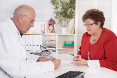 Arzt und Patient in Besprechung Arzt und Patient in Besprechung