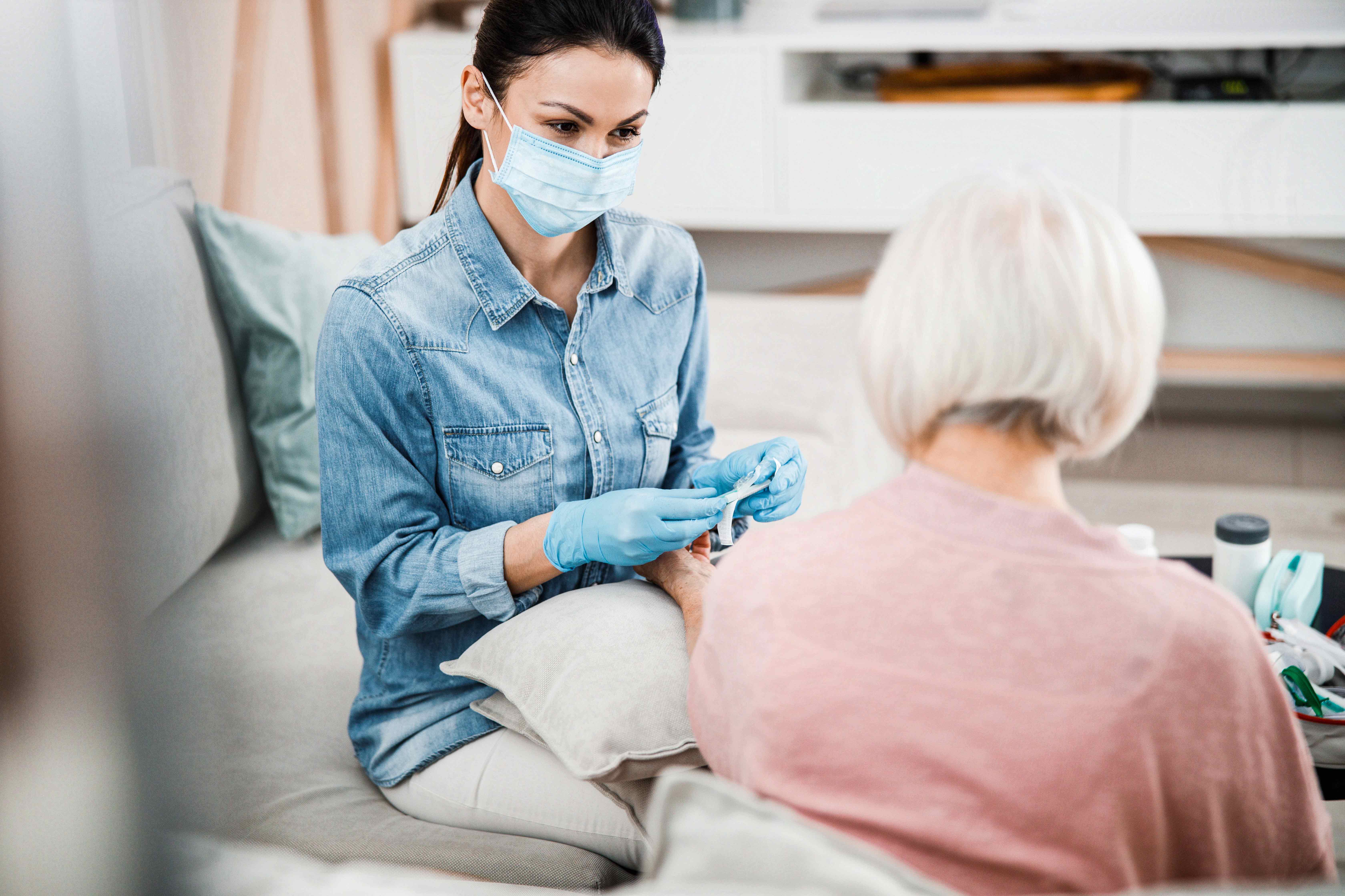 Ambulante Pflege: Pflegerin mit älterer Patientin Ambulante Pflege: Pflegerin mit älterer Patientin