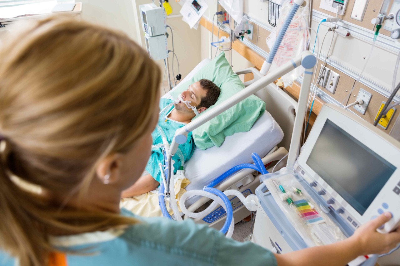 Krankenschwester vor Monitor an Patientenbett