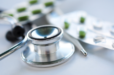 Stethoskop und Tabletten
