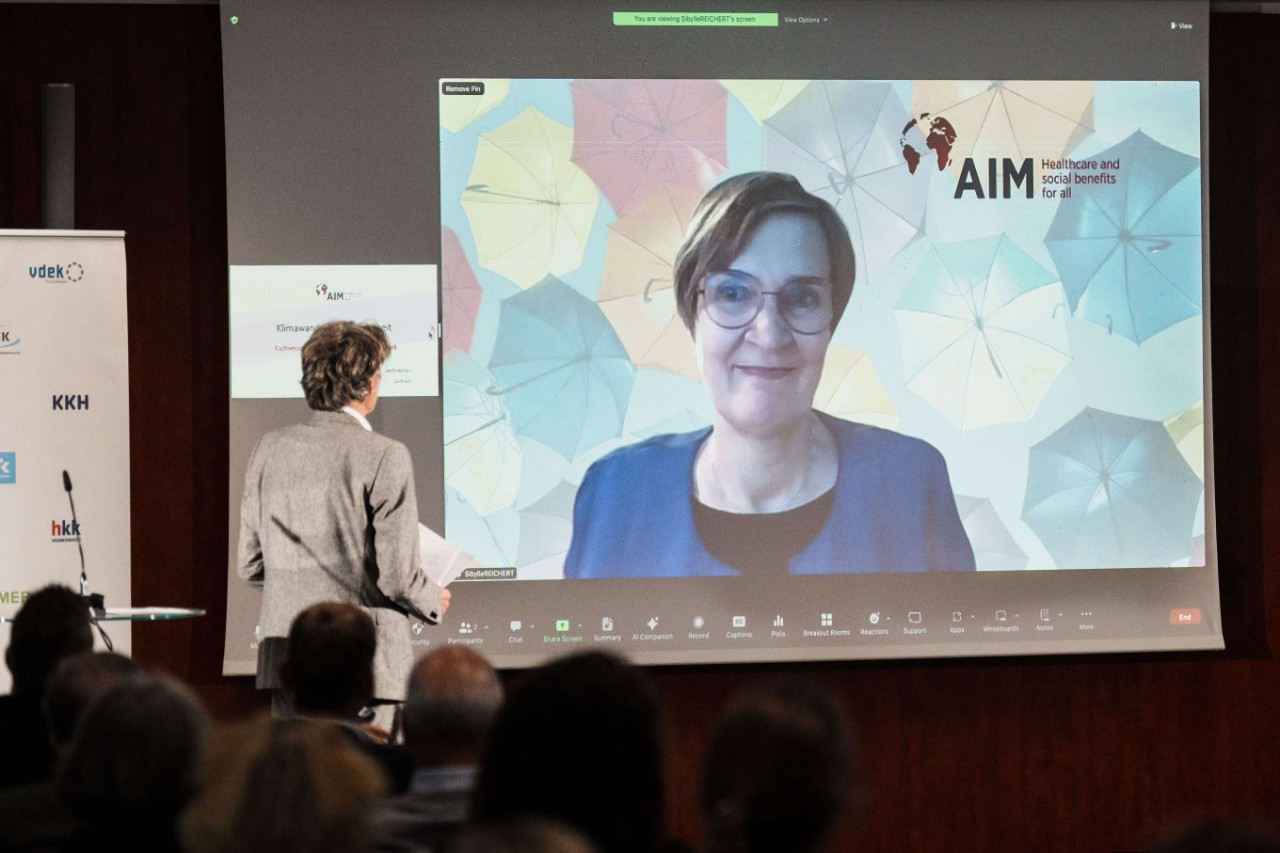 Sibylle Reichert, Direktorin der Association Internationale de la Mutualit&eacute; (AIM), im Gespr&auml;ch mit Moderator Gerhard Schr&ouml;der