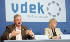 vdek-Vorstandsvorsitzende Ulrike Elsner und vdek-Verbandsvorsitzender Uwe Klemens auf der vdek-Neujahrs-Pressekonferenz 2023
