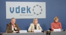 vdek-Verbandsvorsitzender Uwe Klemens, vdek-Vorstandsvorsitzende Ulrike Elsner und vdek-Pressesprecherin Michaela Gottfried (v. l. n. r.)