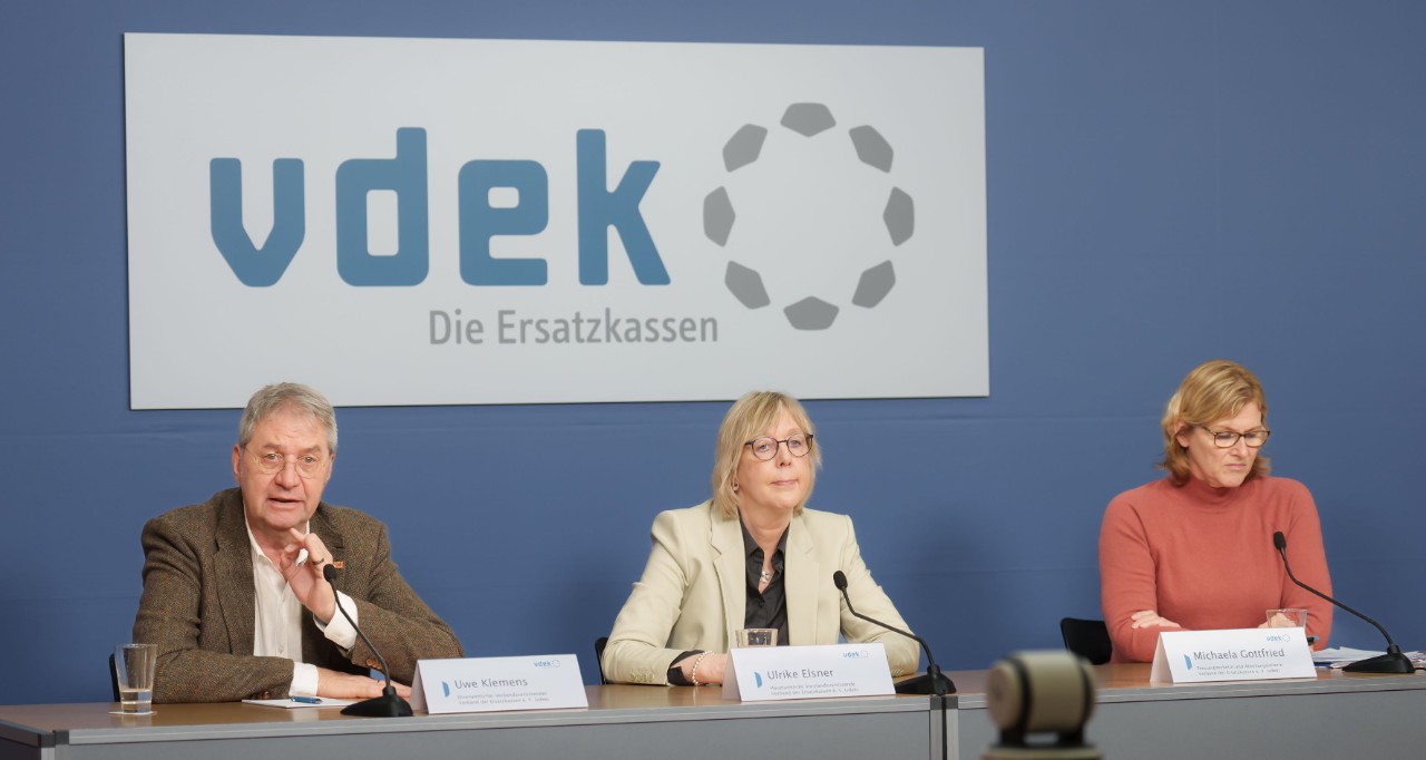 vdek-Verbandsvorsitzender Uwe Klemens, vdek-Vorstandsvorsitzende Ulrike Elsner vdek-Pressesprecherin Michaela Gottfried (v. l. n. r.)