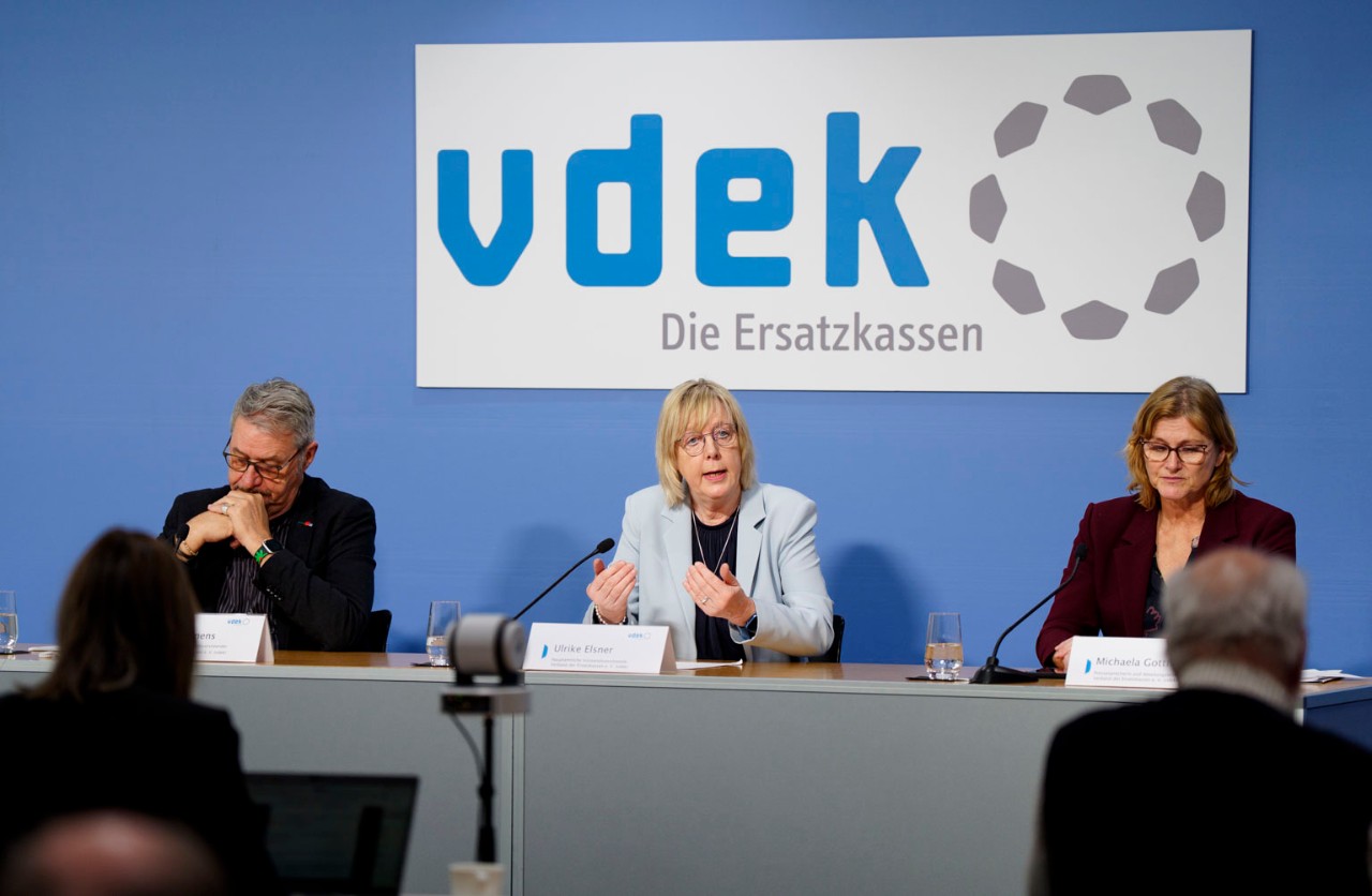 vdek-Verbandsvorsitzender Uwe Klemens, vdek-Vorstandsvorsitzende Ulrike Elsner und vdek-Pressesprecherin Michaela Gottfried (v. l. n. r.)