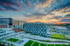 Außenansicht Krankenhaus bei Sonnenuntergang