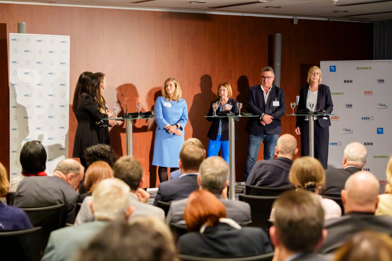 Diskussionsrunde mit (v. l. n. r.): Moderatorin Dana Bethkenhagen (Tagesspiegel), Kristine Lütke, Obfrau im Ausschuss für Gesundheit, FDP-Bundestagsfraktion, Ursula Nonnemacher, ehemalige Ministerin für Soziales, Gesundheit, Integration und Verbraucherschutz des Landes Brandenburg, Uwe Klemens, ehrenamtlicher Verbandsvorsitender des vdek und Ulrike Elsner, Vorstandsvorsitzende des vdek. Diskussionsrunde mit (v. l. n. r.): Moderatorin Dana Bethkenhagen (Tagesspiegel), Kristine Lütke, Obfrau im Ausschuss für Gesundheit, FDP-Bundestagsfraktion, Ursula Nonnemacher, ehemalige Ministerin für Soziales, Gesundheit, Integration und Verbraucherschutz des Landes Brandenburg, Uwe Klemens, ehrenamtlicher Verbandsvorsitender des vdek und Ulrike Elsner, Vorstandsvorsitzende des vdek.