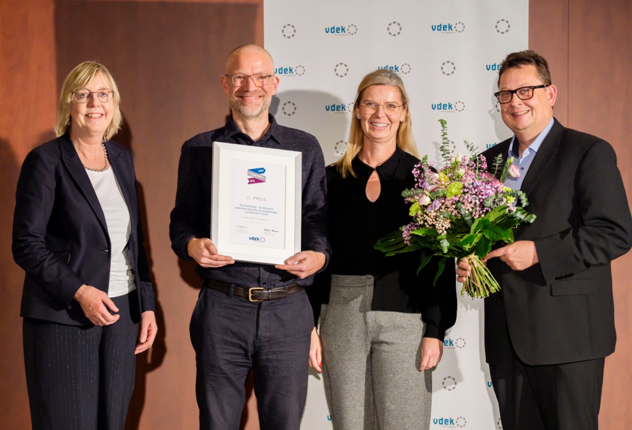 v. l. n. r.: vdek-Vorstandsvorsitzende Ulrike Elsner mit Preistr&auml;ger Dr. Florian Kiel vom Projekt QuartierPflege, Silke Heinke, Leiterin der vdek-Landesvertretung Sachsen und Stefan Schwartze, Patientensicherheitsbeauftragter der Bundesregierung