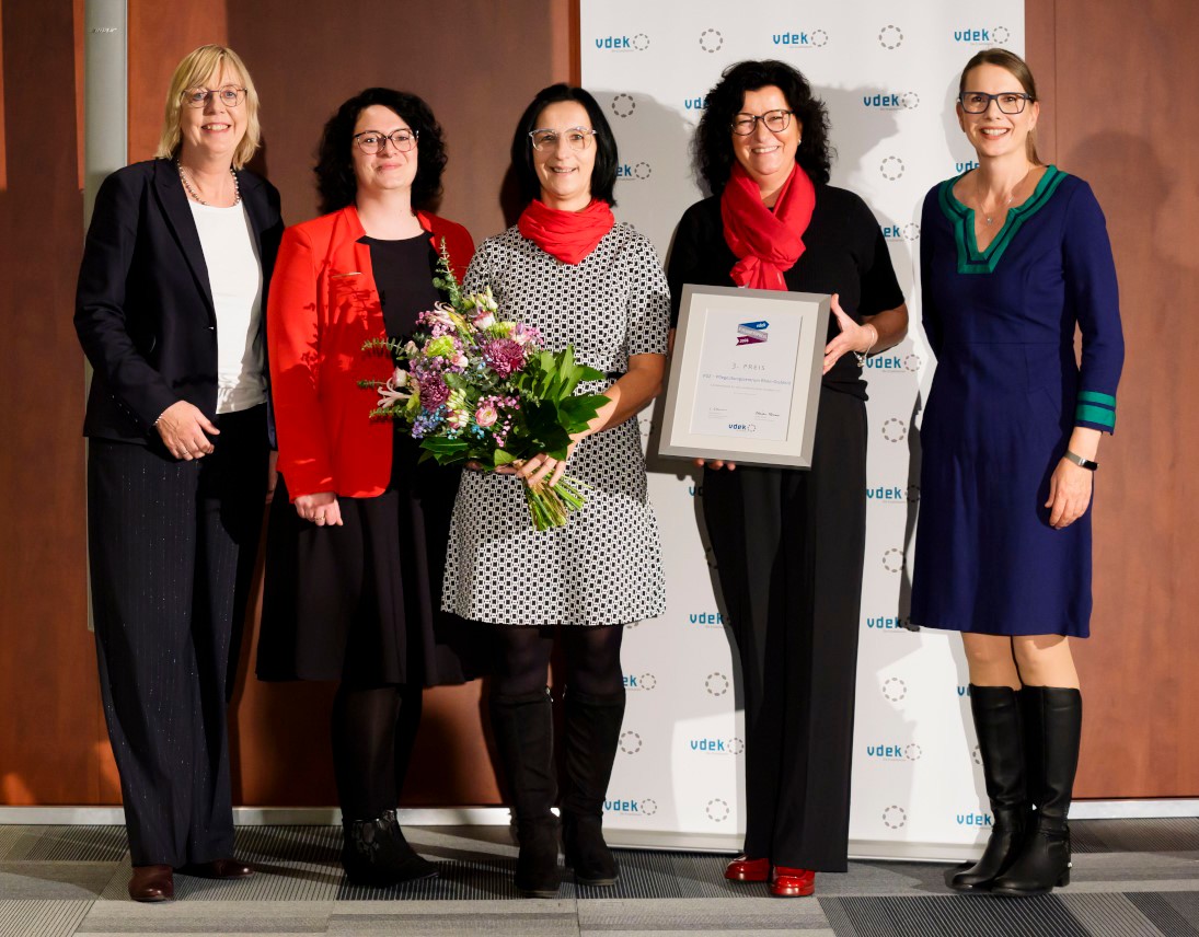 v. l. n. r.: vdek-Vorstandsvorsitzende Ulrike Elsner mit den Preistr&auml;gerinnen des Pflege&uuml;bungszentrums (P&Uuml;Z) Christin M&auml;hler, Andrea Ebert, Ulli Feder und Anke Fritz, Klinikdirektorin Celenus Klinik Carolabad