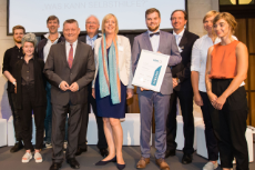 Gruppenbild bei der Preisverleihung zum vdek-Fotowettbewerb mit Bundesgesundheitsminister Hermann Gröhe, Ulrike Elsner und Christian Zahn vom vdek, Preisträgern und Laudatoren