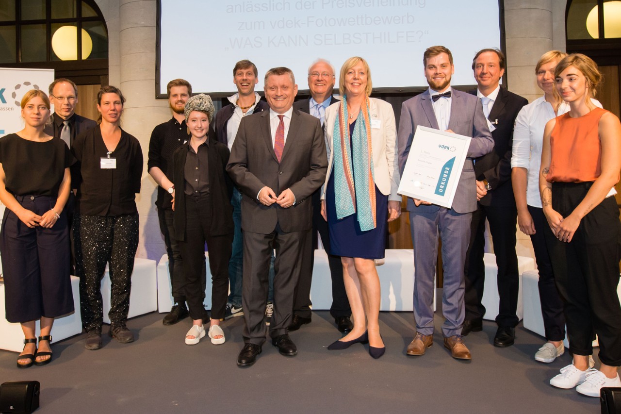 Gruppenbild bei der Preisverleihung zum vdek-Fotowettbewerb mit Bundesgesundheitsminister Hermann Gröhe, Ulrike Elsner und Christian Zahn vom vdek, Preisträgern und Laudatoren