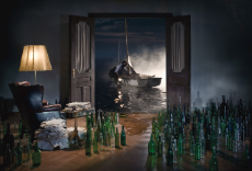 Surreale Fotomontage eines Wohnzimmers mit leeren Flaschen, hinter einer offenen Flügeltür Wasser mit einem Segelboot bei Nacht.
