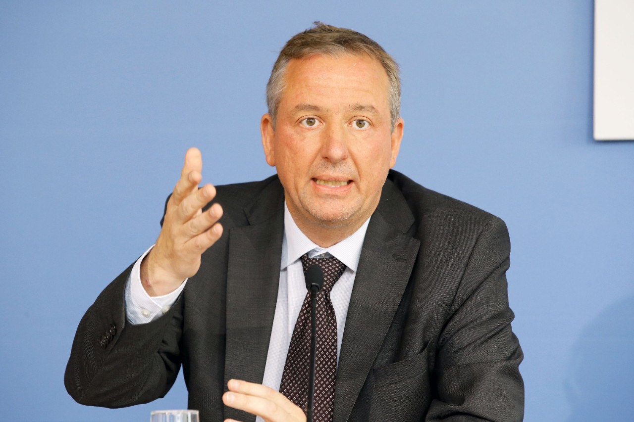 Dr. Martin Danner von der BAG spricht auf dem Podium der Pressekonferenz