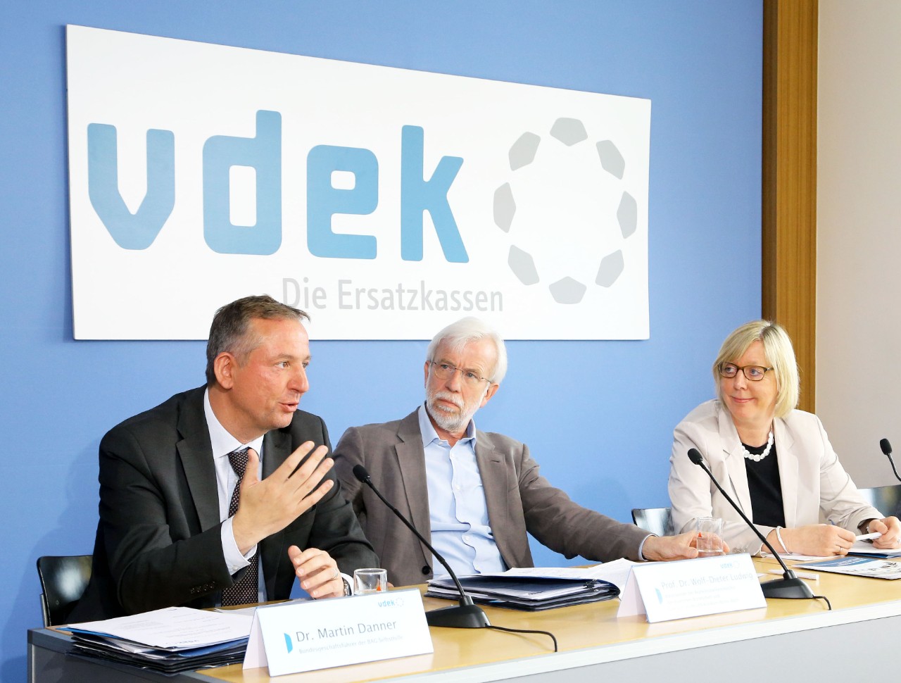 Podium der vdek-Pressekonferenz &quot;Ungleiche Partner&quot; am 26.05.2015