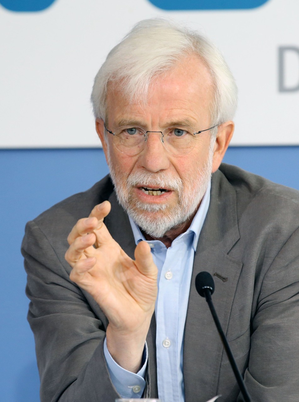 Prof. Dr. Wolf-Dieter Ludwig auf dem Podium der Pressekonferenz.