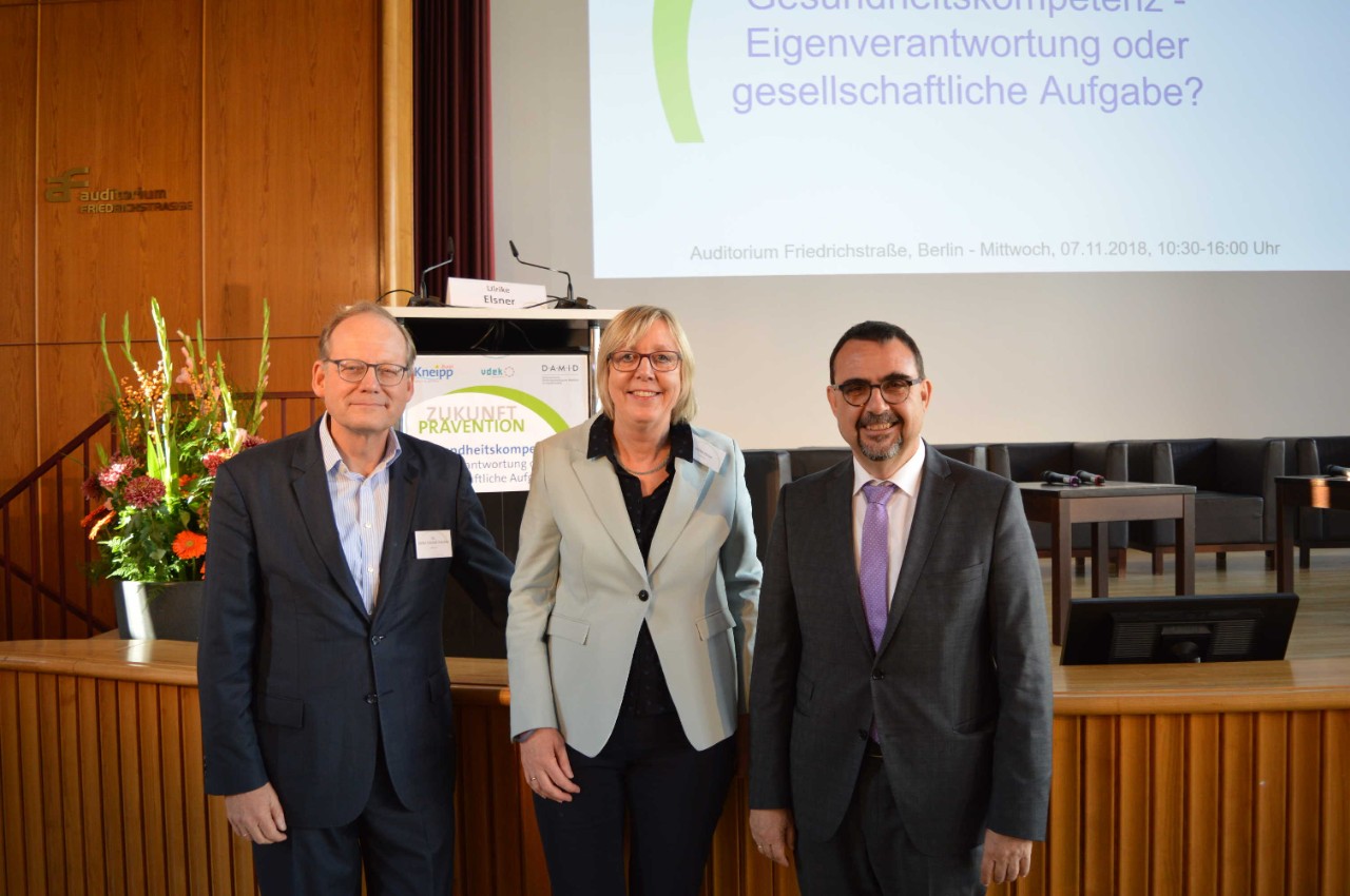 Kongress Zukunft Prävention, Thema: Gesundheitskompetenz, v.l.n.r.: Dr. Stefan Schmidt-Troschke (Vorstand DAMiD), Ulrike Elsner (vdek-Vorstandsvorsitzende), Klaus Holetschek (Präsident Kneipp-Bund e. V.)