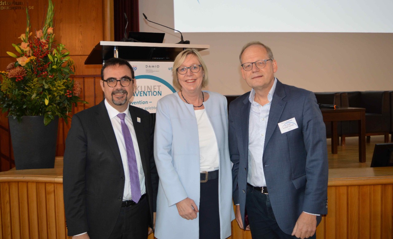 Klaus Holetschek (Präsident Kneipp-Bund e.V.), Ulrike Elsner (Vorstandsvorsitzende vdek e.V.), Dr. Stefan Schmidt-Troschke (Vorstand DAMiD e.V.)