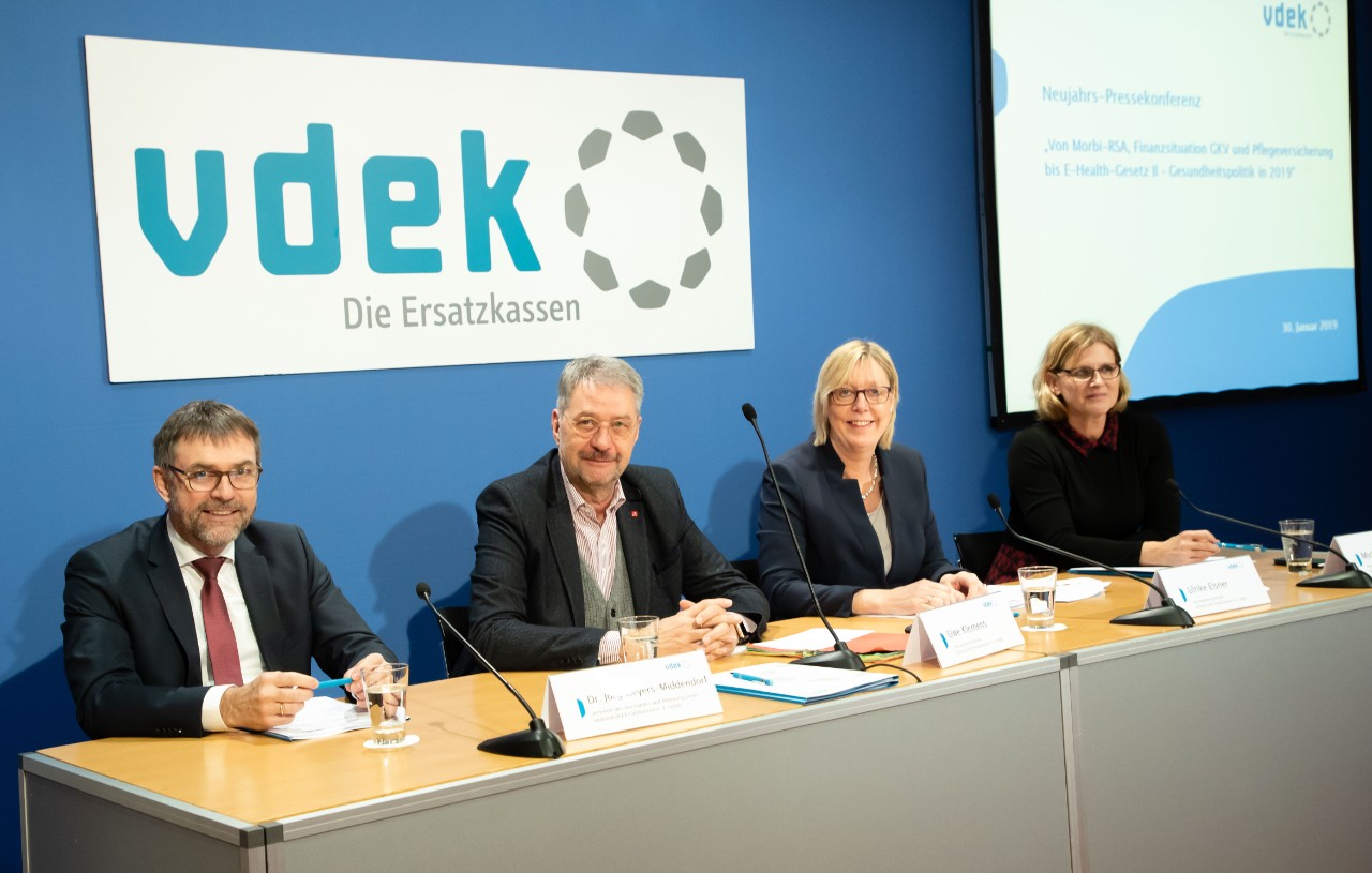 vdek-Neujahrs-Pressekonferenz 2019, von links: Dr. Jörg Meyers-Middendorf (Vertreter der Vorstandsvorsitzenden und Abteilungsleiter Politik/Selbstverwaltung), Uwe Klemens (Verbandsvorsitzender), Ulrike Elsner (Vorstandsvorsitzende), Michaela Gottfried (Pressesprecherin und Leiterin Abteilung Kommunikation)