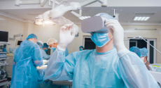 Arzt mit VR-Brille im OP-Saal