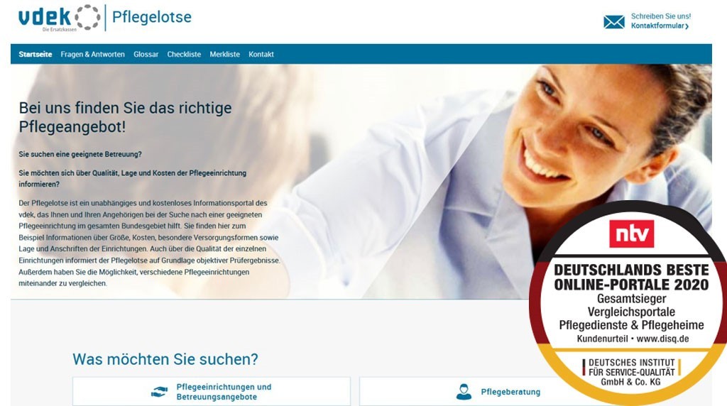 Titelbild Pflegelotse: Pflegerin lächelt Patientin an. Siegel-Aufschrift: Deutschlands beste Online-Portale 2020