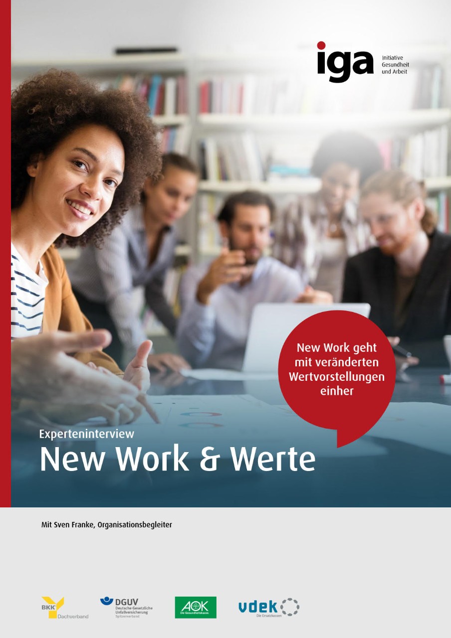Publikation „New Work & Werte“: Gruppe von jungen Geschäftsleuten beim Meeting