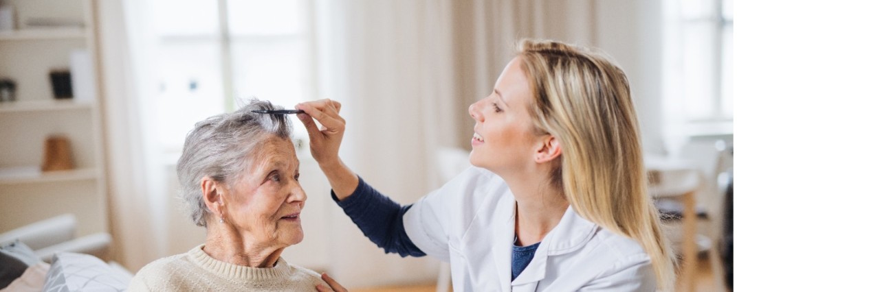 Pflegerin, welche Frau die Haare kämmt