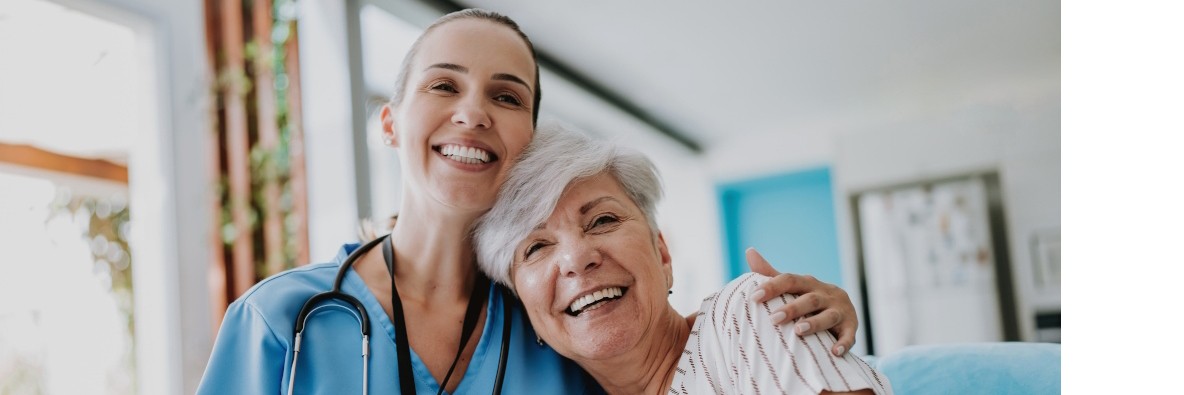 Krankenpflegerin mit älterer Patientin