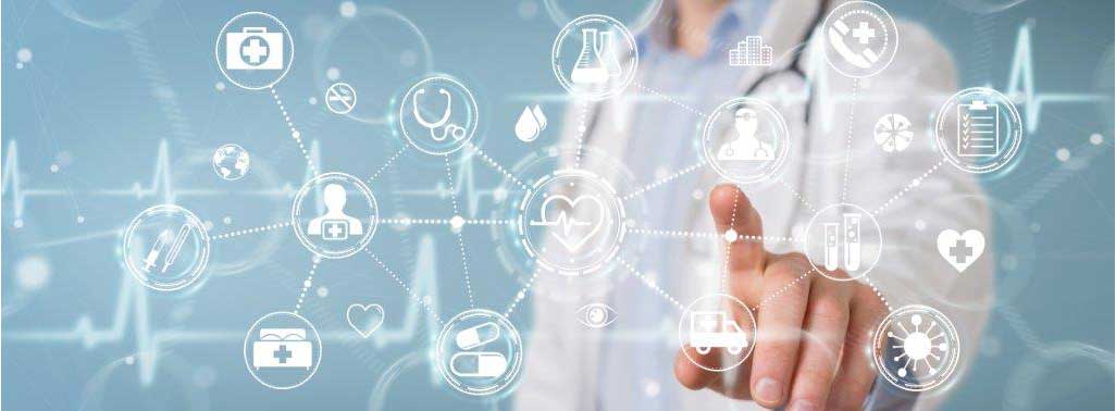 Symbolbild Digitale Versorgung: Arzt vor Scheibe/Touchscreen mit Gesundheitssysmbolen