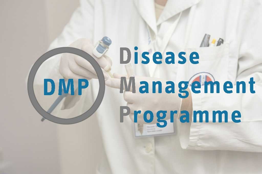 Arzt mit Pipette, Bildaufschrift: DMP - Disease Management Programme Symbolbild mit der Aufschrift "Disease Management Programme"