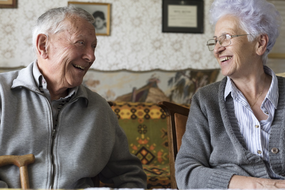 Zwei ältere Personen lachen