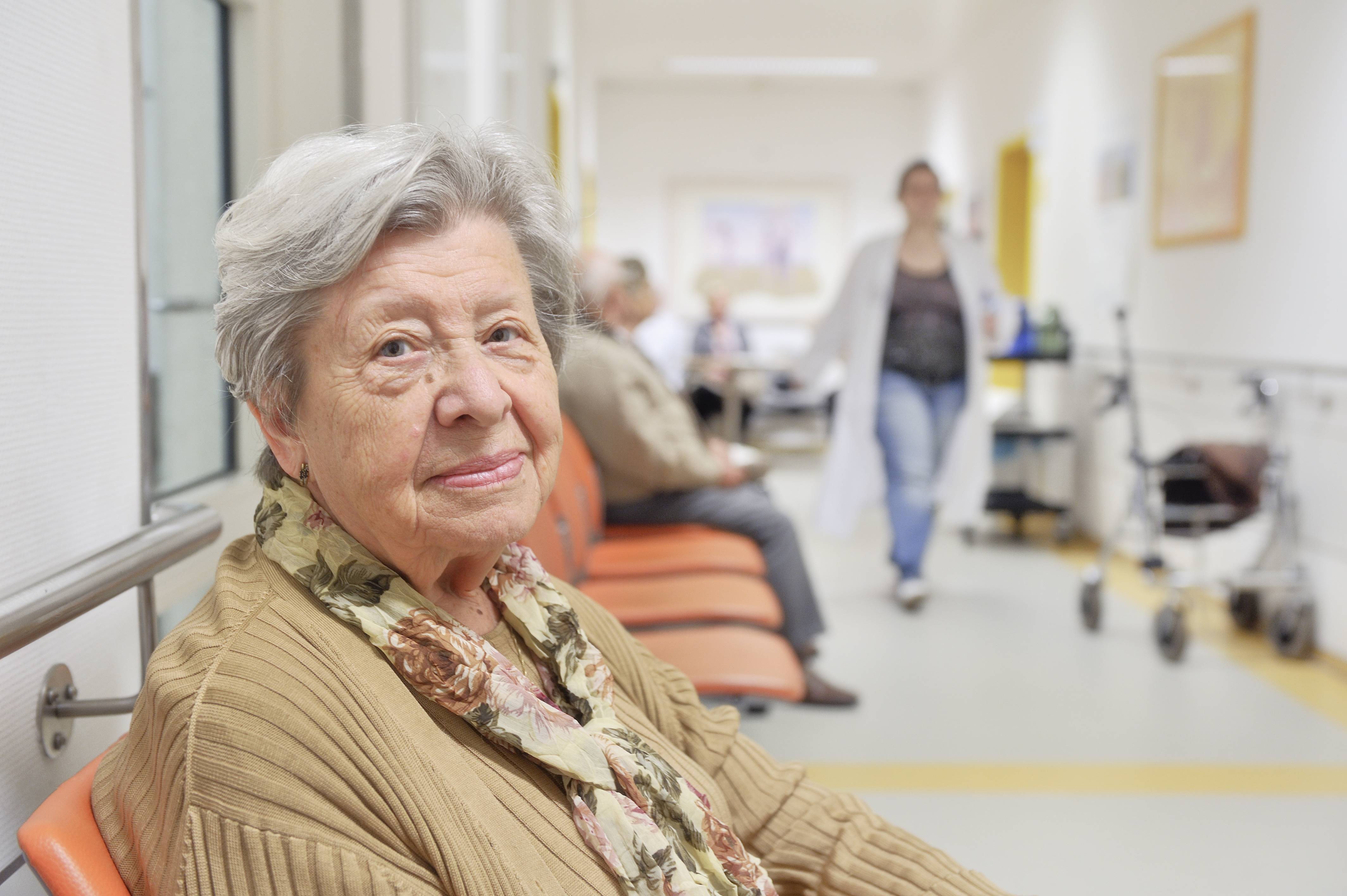 Rentnerin wartet in Klinik