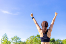 Symbolbild Vorsorge und Rehabilitation: Frau macht Gymnastik im Grünen