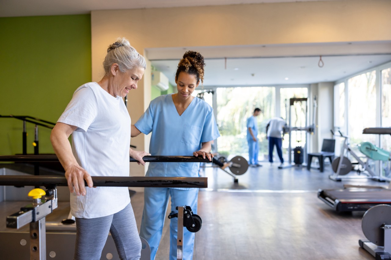 Seniorin in physiotherapeutischer Behandlung Seniorin in physiotherapeutischer Behandlung