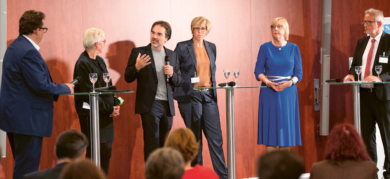 Auf dem Podium diskutierten (v. l. n. r.): Stefan Schwartze, Patientenbeauftragter der Bundesregierung; Gr&uuml;nen-Politikerin Maria Klein-Schmeink; Allgemeinarzt Prof. Dr. Attila Altiner; Kommunikationswissenschaftlerin Prof. Dr. Eva Baumann; vdek-Vorstandsvorsitzende Ulrike Elsner; Moderator Helmut Rehmsen