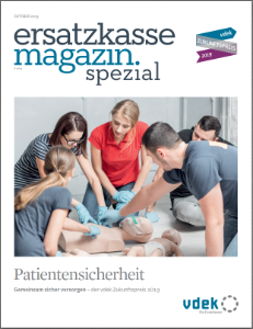 Titelblatt ersatzkasse magazin. spezial, Patientensicherheit: Menschen beim Üben an einer Puppe beim Erste-Hilfe-Kurs
