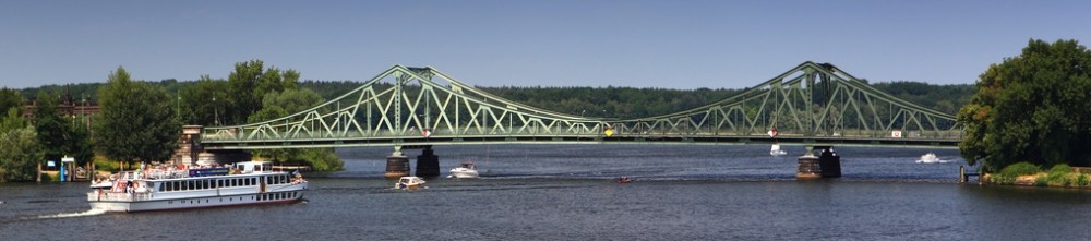 Berlin-Brandenburg: Die Glienicker Brücke zwischen Potsdam und Berlin Berlin-Brandenburg: Die Glienicker Brücke zwischen Potsdam und Berlin