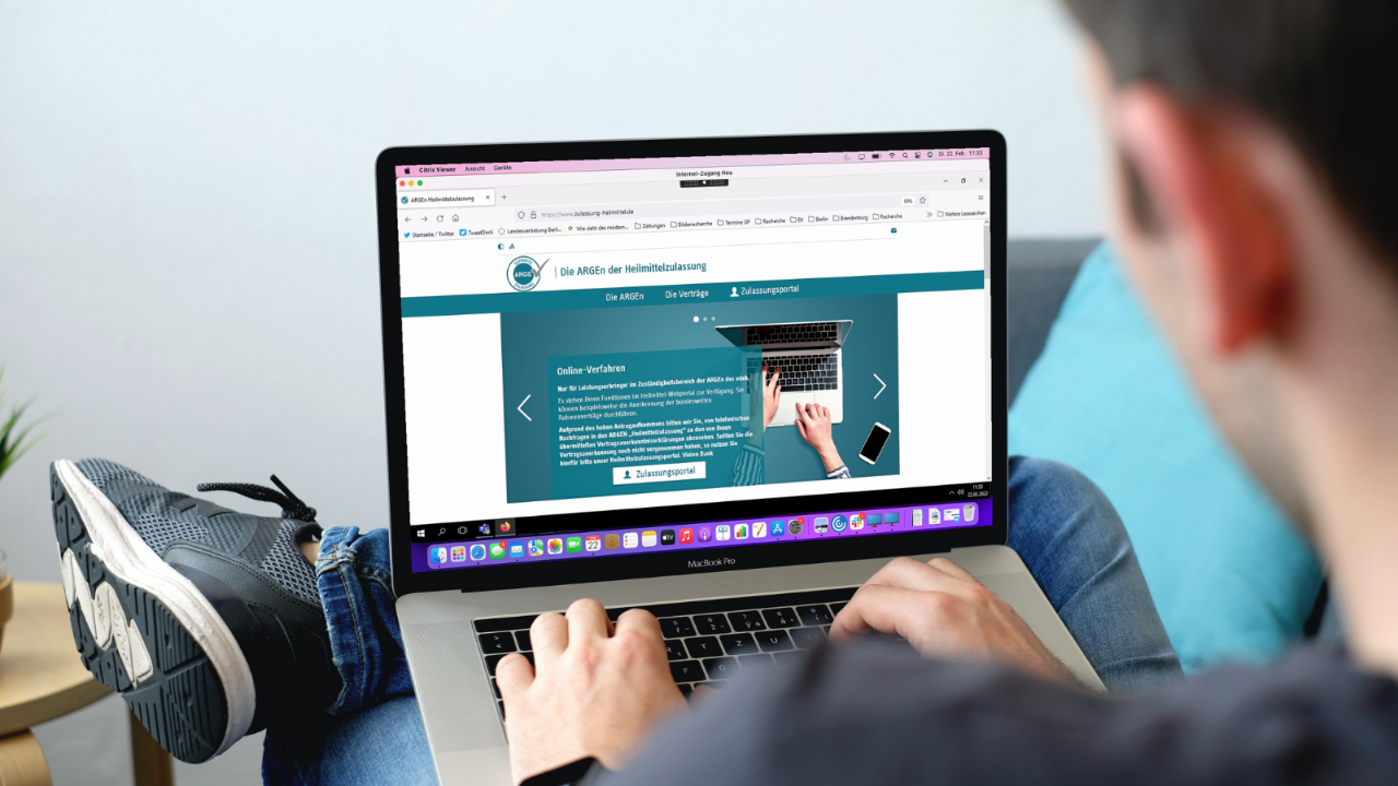 Mann öffnet auf einem Laptop das Heilmittel-Webportal Mann öffnet auf einem Laptop das Heilmittel-Webportal