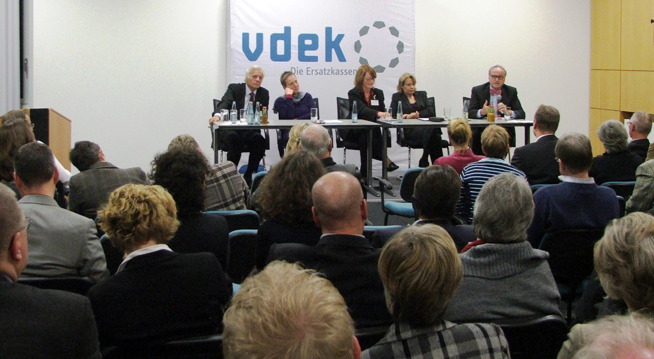 Blick aus dem Publikum aufs Podium Blick aus dem Publikum aufs Podium
