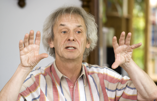 Foto zeigt Prof. Dr. Gerd Bosbach mit gestikulierenden Händen