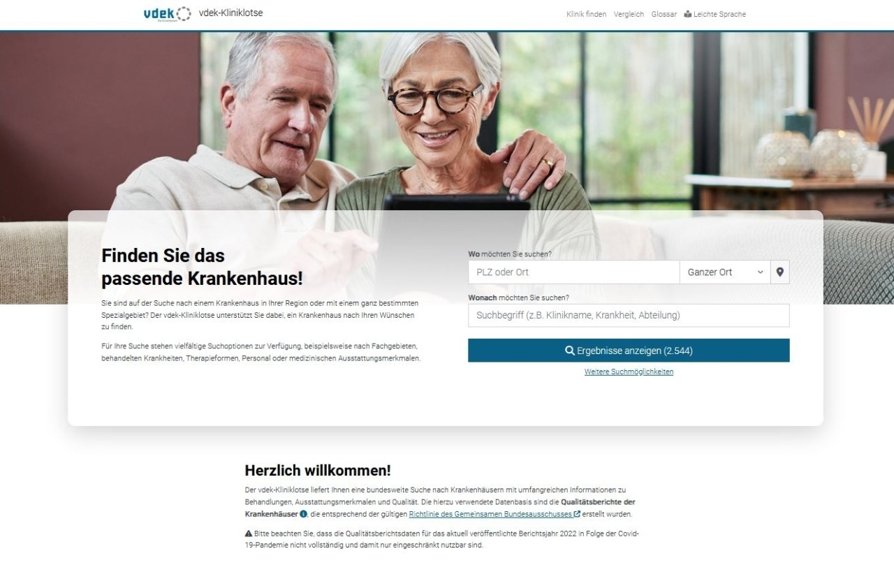 Screenshot Homepage vdek-Kliniklotse: Arzt füllt Dokument aus